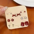 Rode hart en strik oorbellen set met 7 paar kleine feestelijke knopjes op een displaykaart - Wit Rode Strik Collectie (NEX10)