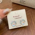 Orecchini a ghirlanda floreale con fiori blu, farfalla e pietra di zircone iridescente - Farfalla Fiore Blu