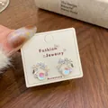 Orecchini a ghirlanda con fiori e farfalle in smalto rosa e perle cangianti su carta - Farfalla Rosa e Fiore