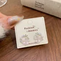 Orecchini a fiori rosa con perle e zirconi su scheda display per le vacanze - Fiore glitterato