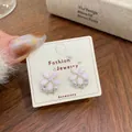 Orecchini a fiore rosa con zirconi e perle su un elegante biglietto da esposizione - Fiore di Perla Rosa Chiaro