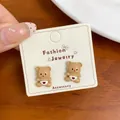 Orecchini a perno a forma di orsetto marrone con cuore rosso su cartoncino - Orsetto Fiocco Croccante (BER1)