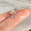 Orecchini helix in argento 925 con zircone viola 3mm mostrati sulla punta delle dita - Viola (3mm)