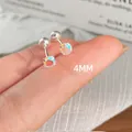 Orecchino a perno in argento con zircone viola da 4mm e chiusura a vite su un dito - Bianco Scintillante (4mm)