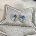 Orecchini a perno a cuore argentati con una gemma rotonda blu scuro brillante - Paio / Cuore in zircone blu