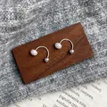 Minimalistische silberne U-Ohrklemmen mit weißen Perlen und polierten Metallperlen - Perle U-Form Schraubverschluss-Stil (ZAX)