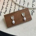 Orecchini a cuore intrecciato in argento con pendenti di perle su base in legno - Cuori Intrecciati Vuoti (FG2) / Pendente Perla Cuore Intrecciato Argento