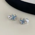 Silberne Schmetterling Ohrringe mit blauen Kristallen und Perlen im edlen Design - Blauer Diamant Schmetterling Perle
