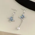 Asymmetrische Ohrringe mit blauen Kristallen, Schmetterling-Design und weißen Perlen - Blauer Diamant Schmetterling Quaste