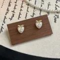 Orecchini a perno a forma di cuore con fiocco dorato in stile vintage francese raffinato - Bottone Perla Cuore (FG1) / Oro Fiocco Perla