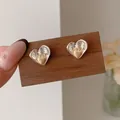 Elegante zweifarbige Herzohrringe mit gehämmertem Silber und glattem Gold-Finish - Gold Bewegliches Herz