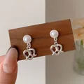 Silberne Schleifenohrringe mit weißen Perlen und eleganten Quastenanhängern für Damen - Hohler Herzanhänger