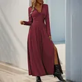 Robe longue bordeaux élégante avec col en V en dentelle, taille haute et fente latérale - Bordeaux