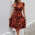 Robe d'été orange à motifs géométriques noirs, jupe plissée et ceinture à la taille - Orange et Noir