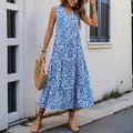 Vestido largo bohemio sin mangas con cuello en V, estampado étnico azul y blanco y botones - S / Azul