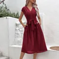 Elegantes weinrotes A-Linien-Kleid mit V-Ausschnitt, kurzen Ärmeln und Taillenschleife - S / Burgunderrot