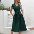 Elegantes dunkelgrünes V-Ausschnitt A-Linien Kleid mit kurzen Ärmeln und Bindegürtel - S / Dunkelgrün