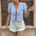 Blauw-wit geblokte crop top met pofmouwen en witte korte spijkerbroek voor dames - S / Blauw