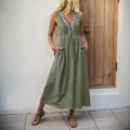 Abito lungo senza maniche verde salvia da donna con scollo a V, bottoni e coulisse in vita - S / Verde