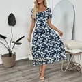 Marineblauwe midi-jurk met bloemenprint, vierkante hals en elegante taillepas - S / Blauw