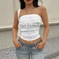 Weißes Spitzen-Bandeau-Top mit Schleife und Rüschen kombiniert mit blauer Jeans - XS / Weiß