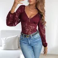 Elegante wijnrode bloemenkant bodysuit met hartvormige halslijn en lange gepofte mouwen - Paarsrood