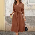 Vestido midi clásico de pana marrón óxido con cuello en V y cinturón de lazo - S / Marrón