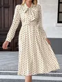 Elegante beige midi-jurk met zwarte stippen, lange mouwen en strik aan de hals - M / Broken Wit