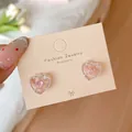 Zarte rosa Herzohrstecker aus lichtdurchlässigem Harz mit glitzerndem Zirkonia-Zentrum - Rosa Herz (HN2)