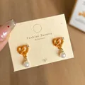 Orecchini a forma di pretzel con ciondolo a perla bianca e cristallo su cartoncino - Pretzel a Cuore (BR10)