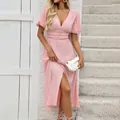 Elegante lichtroze midi-jurk met pofmouwen, V-hals en decoratieve knopen aan de voorkant - S / Roze