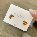Set di orecchini a lobo a forma di croissant e pretzel con finitura lucida e cristallo - Pane a Mezzaluna con Strass (BR05)