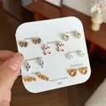 Maillard-Stil Ohrring-Set mit sieben Paaren niedlicher Katzen- und Cartoon-Motive für Damen - Weißer Lebkuchenmann Thema Stil