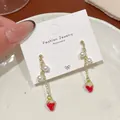 Süße rote Erdbeere lange Quastenohrringe mit Goldkette und weißen Perlenimitaten - Langer Erdbeere Quaste Stil