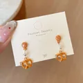 Orecchini a perno a forma di pretzel con finitura dorata lucida e strass brillanti - Pendente di Pretzel (BR11)