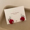 Elegante kirschförmige Flock-Ohrringe in Dunkelrot mit Silberblatt und Kristallakzenten - Beflockter Roter Apfel Blatt Stil