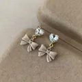 Vintage Beige beflockte Schleifen-Ohrringe mit Herz-Kristall in Goldfassung - Kristall Herz Beflockung Schleife / Herz Beige Schleife