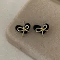 Vintage-Ohrstecker aus schwarzem Flock-Herz mit goldener Metalleleganz - Metall Schleife Beflockung Herz / Metall Schwarz Herz