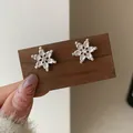 Exquisite silberne Schneeflocken-Ohrstecker mit hohlem Design und Kristallbesatz für Damen - Silbernes Schneeflocken-Ball-Design (CF4)
