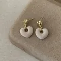 Goldene Herzohrringe mit beigem Flock-Samt-Anhänger für einen Vintage-Winterstil - Gold Hohl Beflockung Herz / Hohles Herz