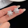 Elegante silberne Schneeflocken-Ohrstecker mit weißer Perle und funkelnden Kristallen - Fünfzackiger Stern mit Perlen (AN2)