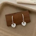 Elegante silberne Ohrringe mit Herzanhängern aus Perlmutt und feinen Perlenakzenten - Großer Laser Herz Tropfen Stil (FYA1)
