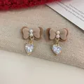 Orecchini a cuore in velluto marrone con perle finte e cristalli incastonati in oro - Orecchini Fiocco Marrone Chiaro Zirconia
