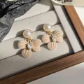 Orecchini a petalo floccato color albicocca con perle e strass in scatola regalo - Petalo Floccato Marrone