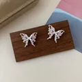 Silberne Schmetterlings-Ohrstecker mit zarten rosa Zirkonia-Kristallen im Flügeldesign - Rosa Zirkon Schmetterling Ohrstecker (BH2) / Rosa