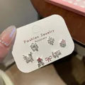 Set orecchini a farfalla rosa con perni in argento e zirconi su cartoncino espositivo - Set di Orecchini a Bottone Diversificato Dolce e Fresco