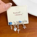 Set da 5 orecchini a perno orsetto cielo stellato blu con motivi cuore e croce su carta - Orecchini Cerchio Cuore Croce Orso / Pendaglio Cuore Orso Blu (XK3)