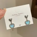 Silberne Hängeohrringe mit hellblauem Herz-Edelstein und Strass-Verzierung - Holografisches Laser Herz