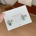 Exquisite Herz Ohrstecker mit lila und grünen Sternen auf einer Schmuckkarte - Vierzackiger Stern Herz (AXW001)