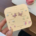 7-Tage-Ohrstecker-Set mit Rosen und Schmetterlingen auf einer Wochentags-Karte - Lila Schmetterling Stil (HDB1)